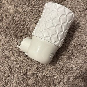 Scentsy White Quilted mini warmer plug in